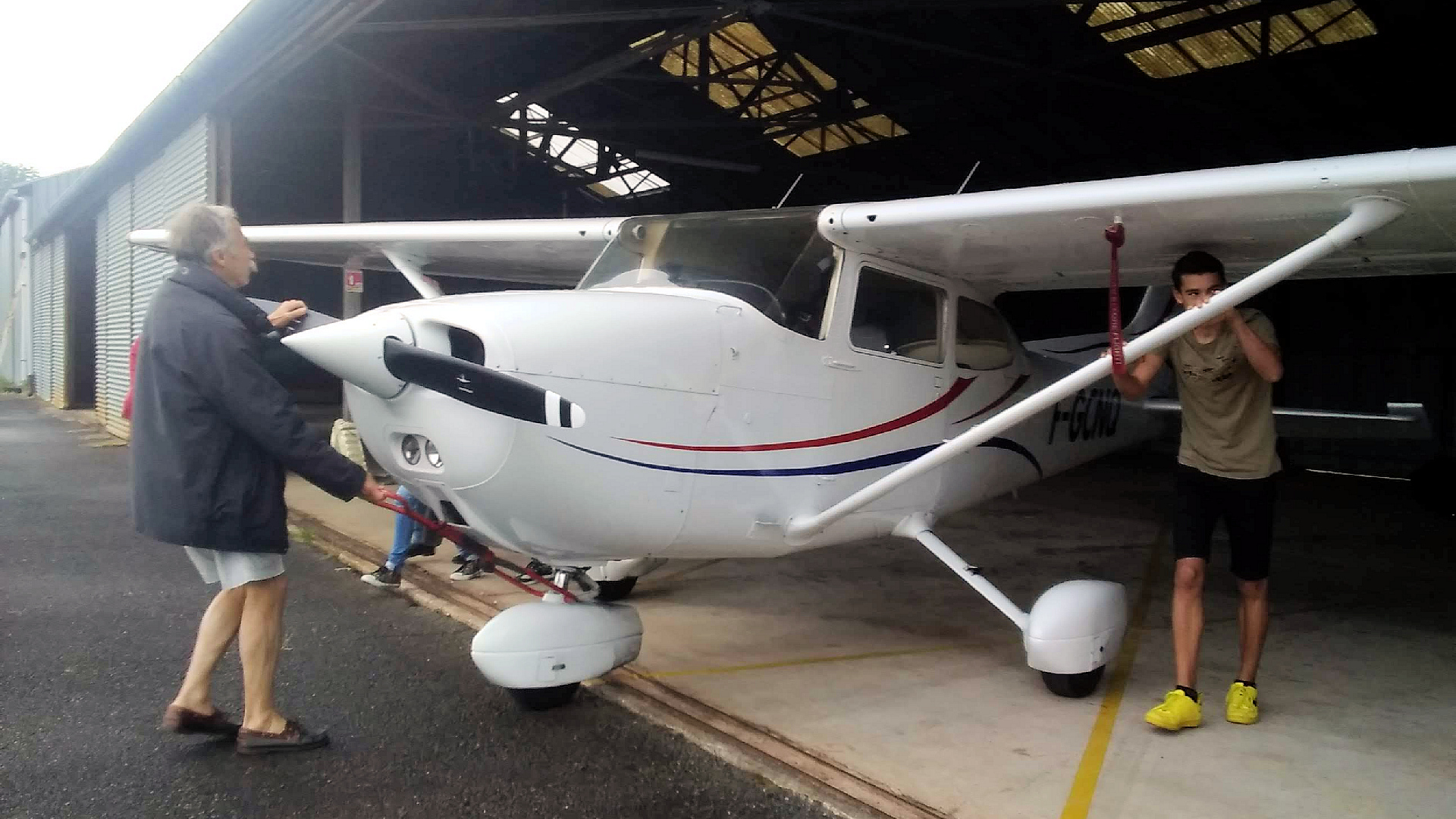 Le chef pilote sort le Cessna 172 du hangar de Saumur Air Club