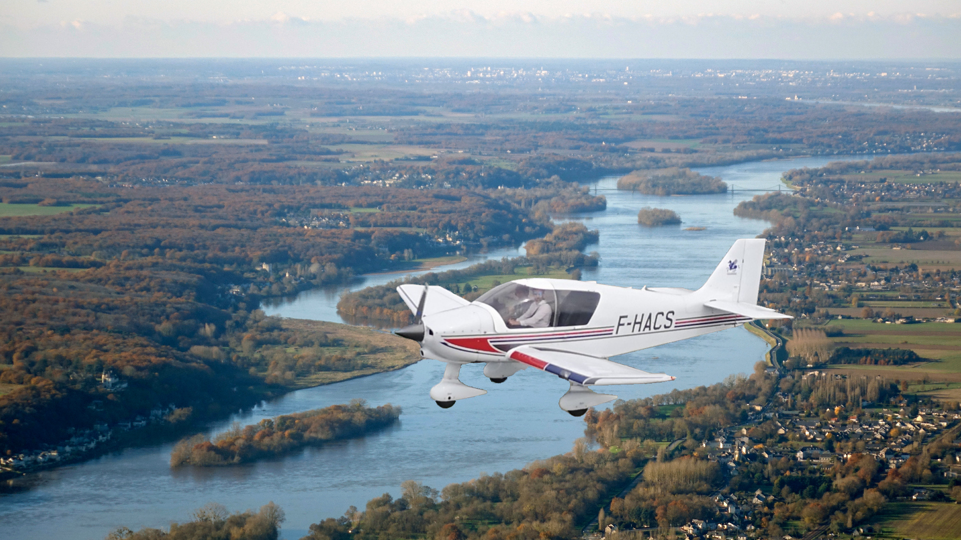 Le DR 400 de Saumur Air Club survole la Loire