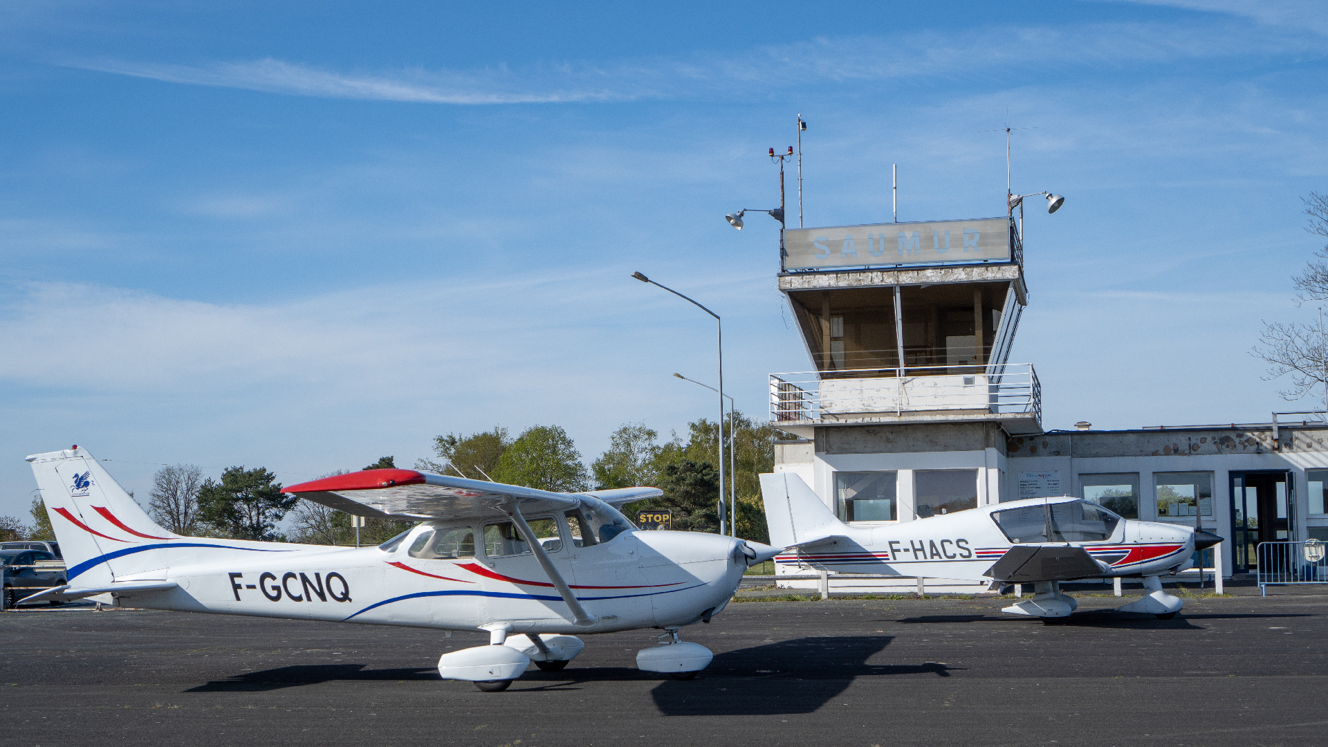 Les avions de Saumur Air Club devant la tour de contrôle