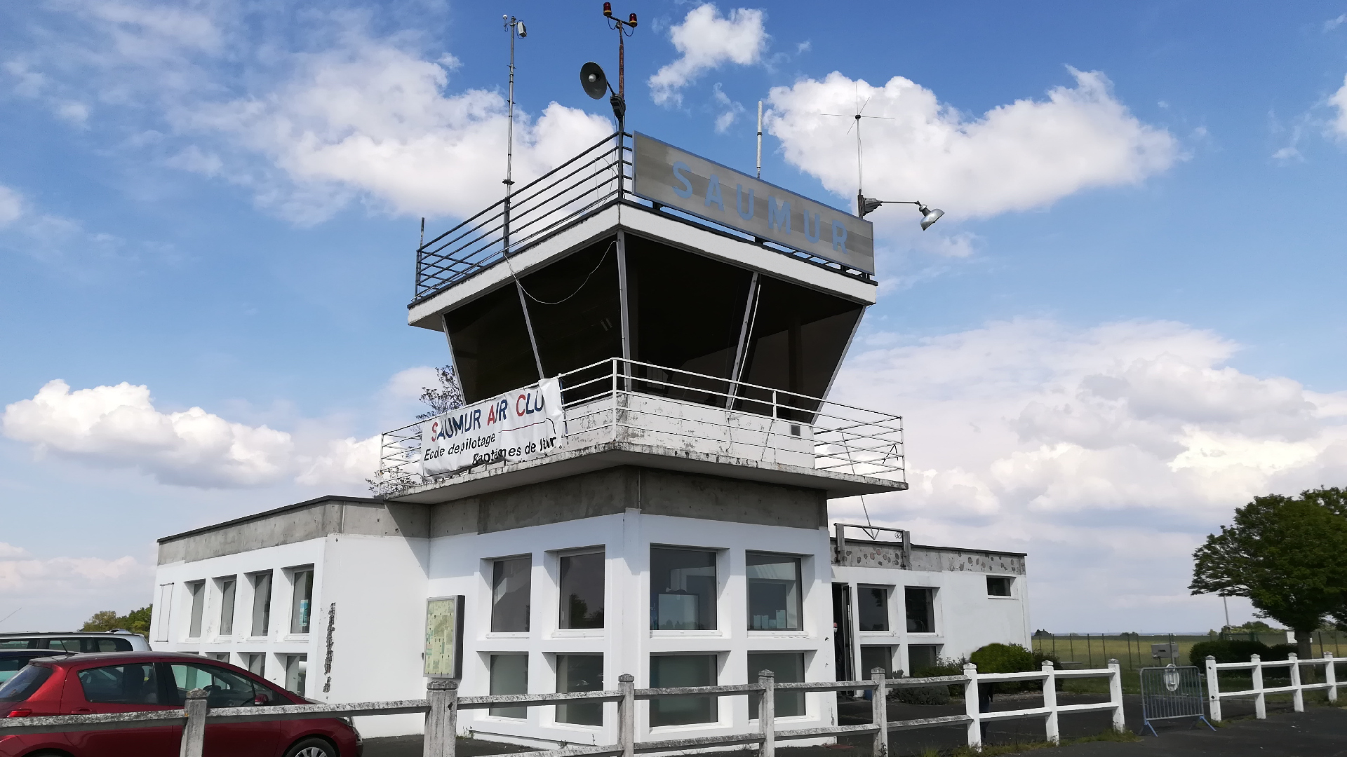 La tour de contrôle et Saumur Air Club