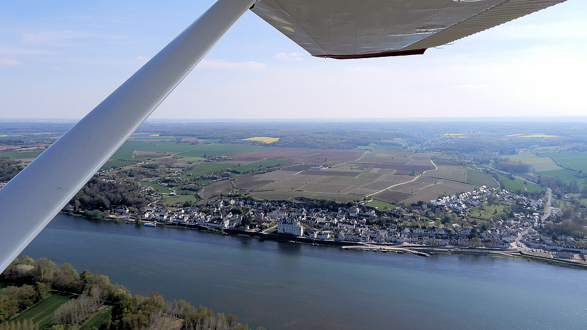 Survol de Montsoreau à bord du Cessna 172 de Saumur Air Club